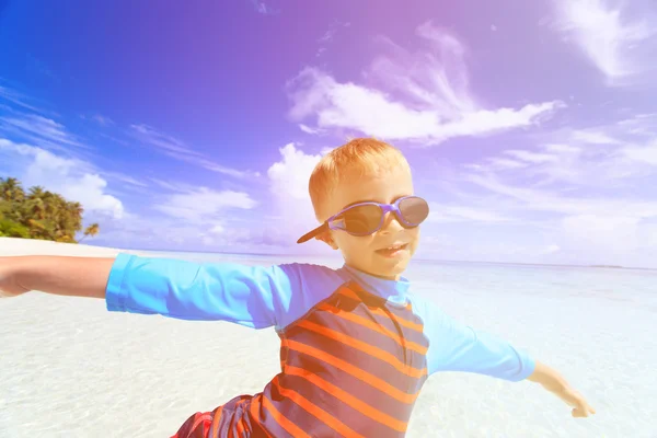 Ragazzino divertirsi sulla spiaggia tropicale — Foto Stock