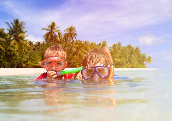 Πατέρας και γιος, κολύμβηση με αναπνευστήρα σε τροπική παραλία — Φωτογραφία Αρχείου