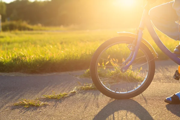 Bambino in bicicletta al tramonto — Foto Stock
