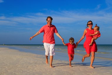 Aile çocuklarla tropik sahilde eğleniyor