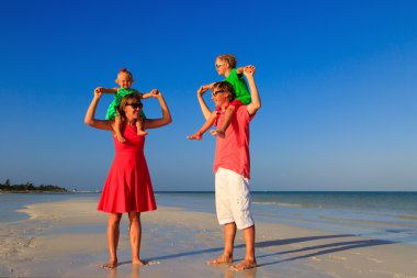 Aile çocuklarla tropik sahilde eğleniyor