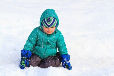 Küçük çocuk having fun kış karda