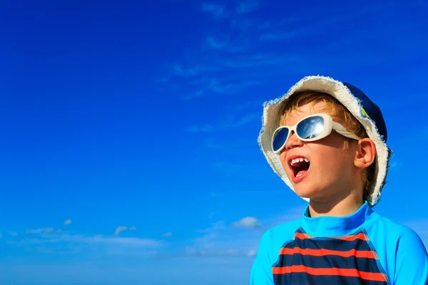 夏休みの幸せの小さな男の子 — ストック写真