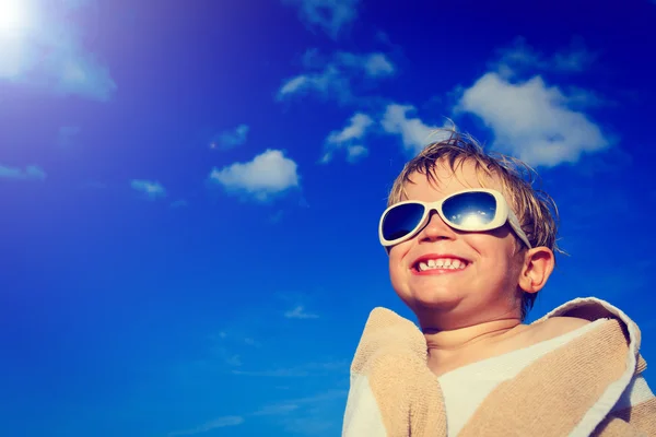 Mały chłopiec śmiech zawinięty w ręcznik na niebo — Zdjęcie stockowe