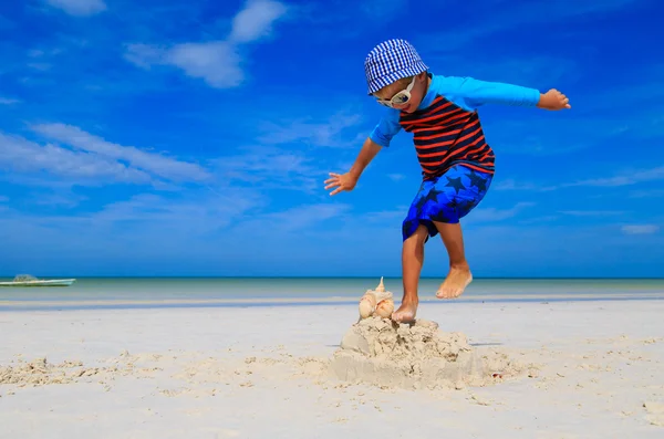 해변에서 점프 하는 어린 소년 — 스톡 사진