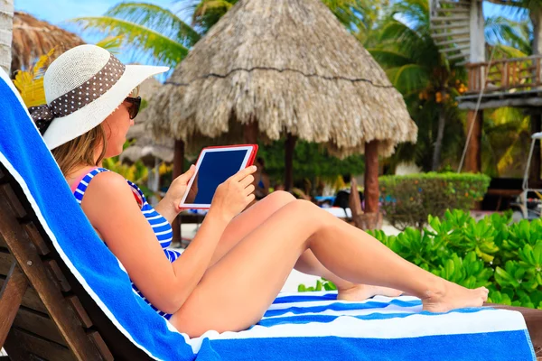 Frau mit Touchpad im Tropenurlaub — Stockfoto