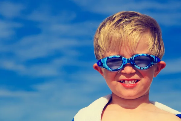 Glücklicher Junge mit Schwimmbrille im Urlaub am Meer — Stockfoto