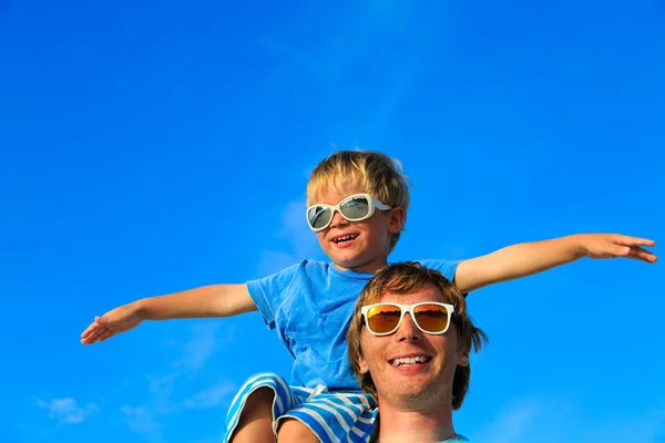Отец и сын играют на голубом летнем небе — стоковое фото