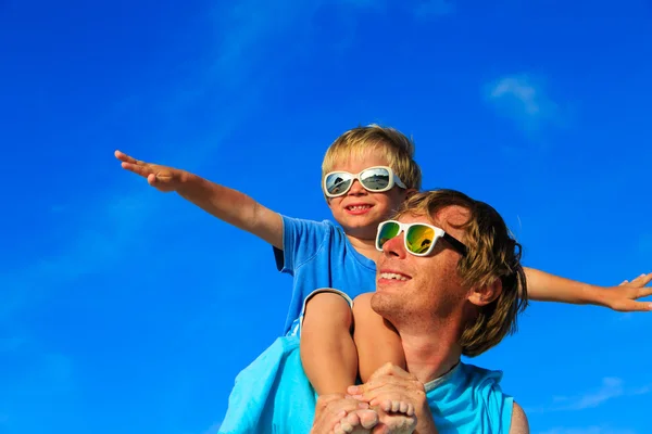 Батько і син грають на блакитному літньому небі — стокове фото