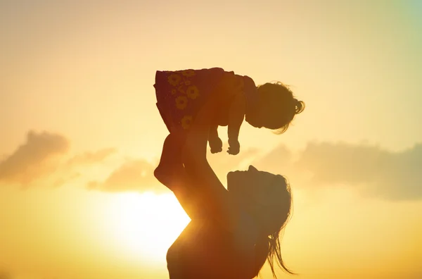 Mère et fille s'amusent à la plage du coucher du soleil — Photo