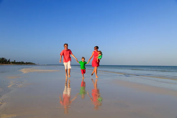 재미 열 대 해변에서 아이 들과 가족 — 스톡 사진