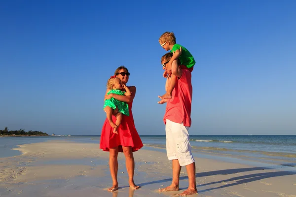 Rodziny z dziećmi, zabawy na tropikalnej plaży — Zdjęcie stockowe