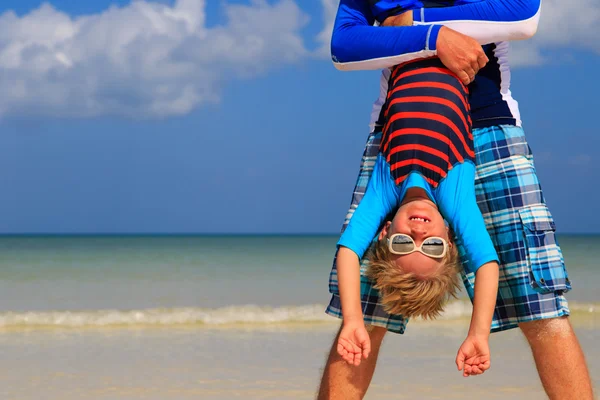 Kleine jongen op zee vakantie plezier maken met papa — Stockfoto