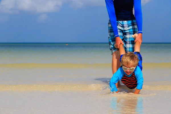 Little boy having fun with dad on sea vacation — Stock Photo, Image