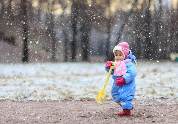 Küçük kız ilk adımları kış park yapma — Stok fotoğraf