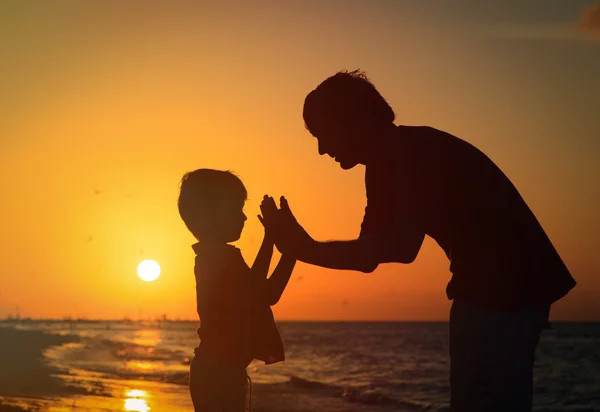 Père et fils s'amusent au coucher du soleil — Photo