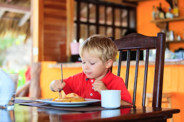 Niño comiendo panqueques en la cafetería — Foto de Stock