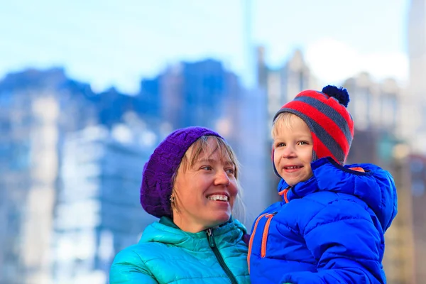 Madre e hijo en el centro de Manhattan, Nueva York — Foto de Stock