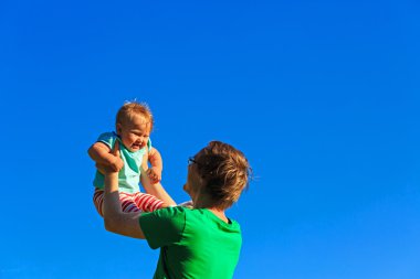 Baba ve küçük kızı gökyüzü üzerinde oynama