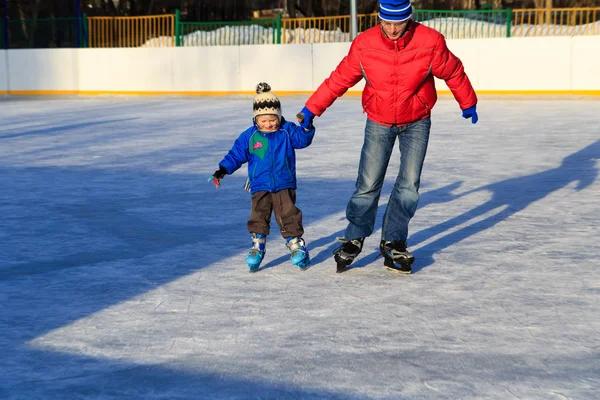 親とスケート少年 — ストック写真