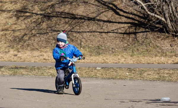 Piccolo ragazzo in sella runbike — Foto Stock