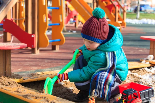 Anak kecil menggali di taman bermain luar — Stok Foto