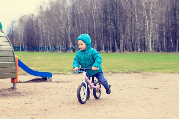 Kleiner Junge auf Laufrad im Frühling — Stockfoto