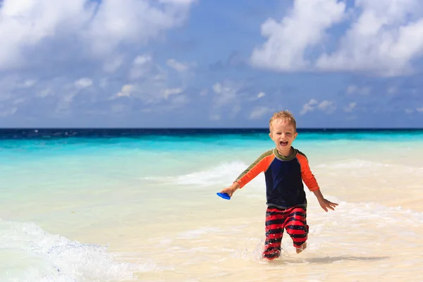 Mały chłopiec biegną na piasek plaża tropikalny — Zdjęcie stockowe