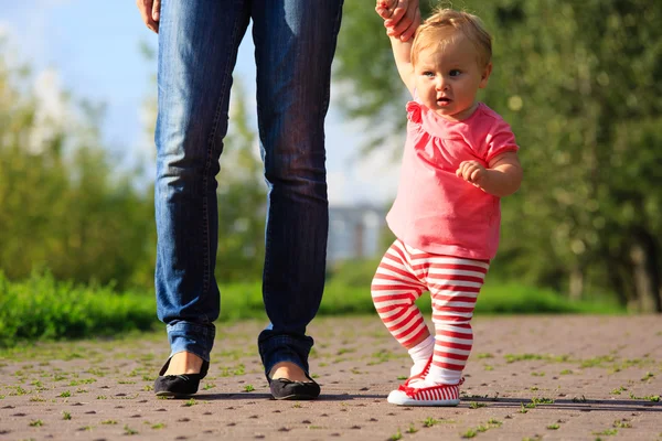 Первые шаги маленькой девочки в парке — стоковое фото