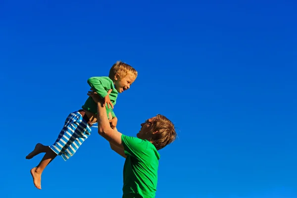 Far och son att ha kul på himlen — Stockfoto