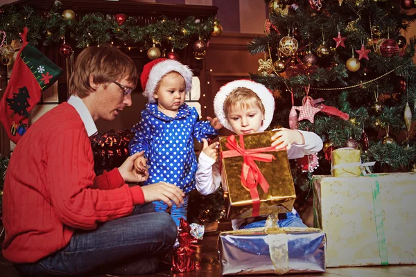 Ο πατέρας και τα παιδιά με παρουσιάζει σε Χριστούγεννα — Φωτογραφία Αρχείου