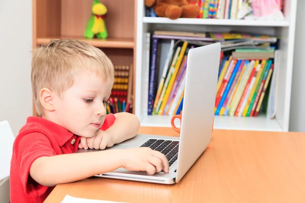Kleiner Junge arbeitet zu Hause am Laptop — Stockfoto
