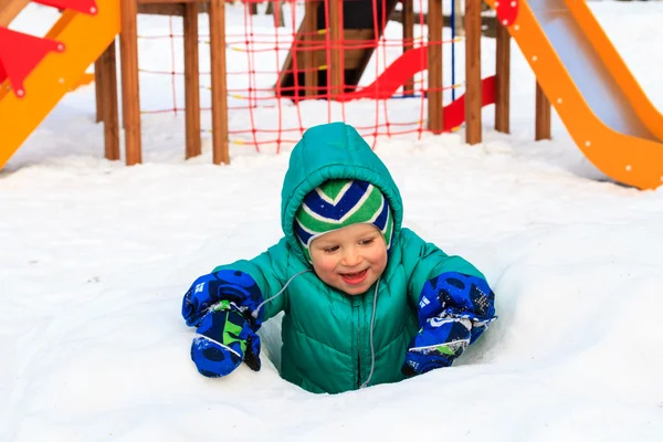 Menino se divertindo no parque infantil de inverno — Fotografia de Stock