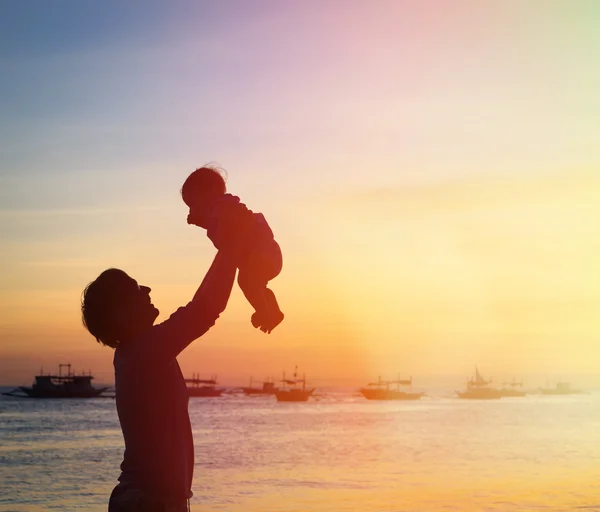 Silhouettes père et petite fille au coucher du soleil — Photo