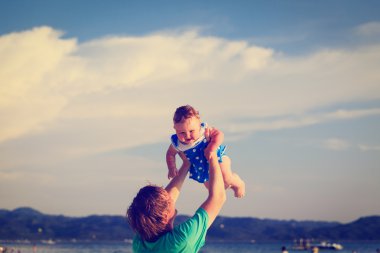 Baba ve kızı kumsalda oynarken