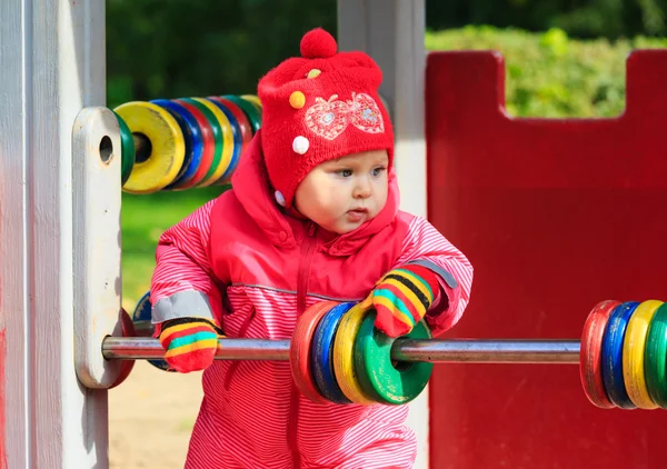 Menina brincando com o ábaco no playground — Fotografia de Stock