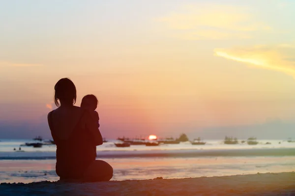 Mère et petite fille au coucher du soleil — Photo