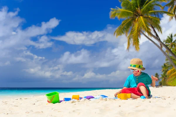 Kleine jongen gebouw zand kasteel op strand — Stockfoto