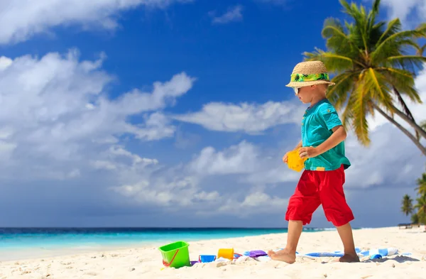 Piccolo ragazzo costruzione castello di sabbia sulla spiaggia — Foto Stock