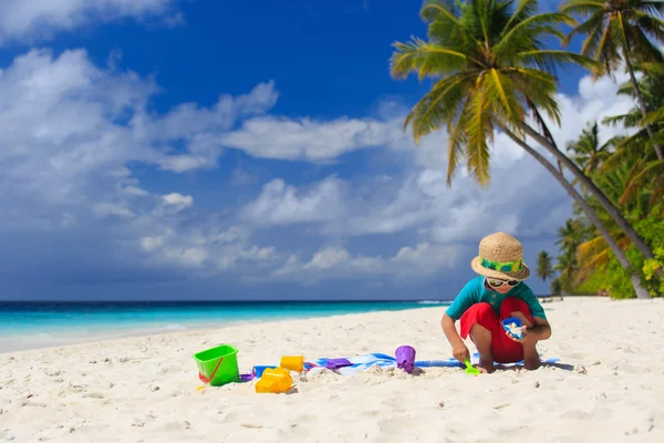 Piccolo ragazzo costruzione castello di sabbia sulla spiaggia — Foto Stock