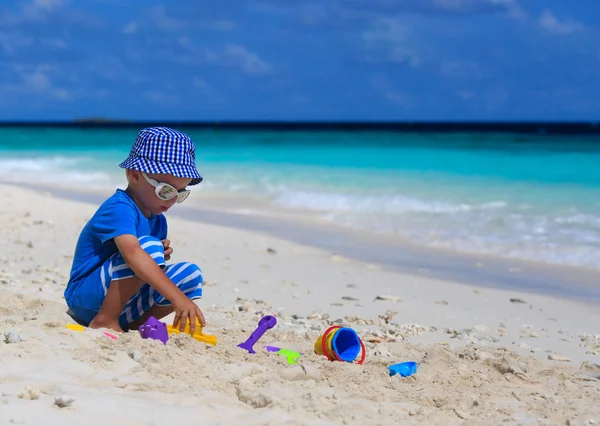 Dítě, budování hrad z písku na pláži — Stock fotografie