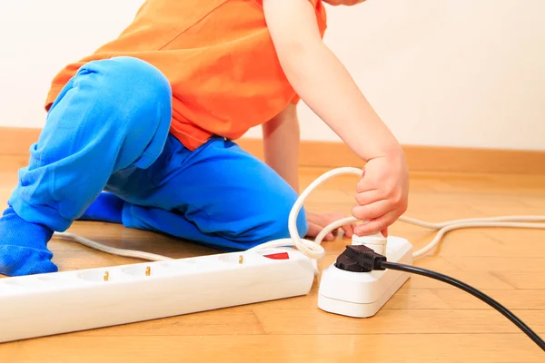 Criança brincando com eletricidade — Fotografia de Stock