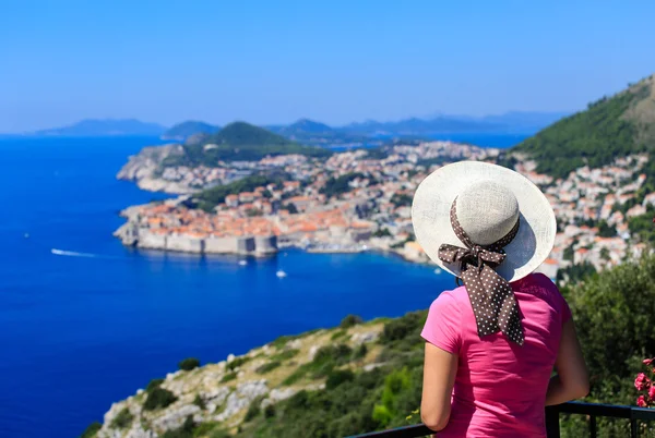 Mujer joven de vacaciones en Europa — Foto de Stock