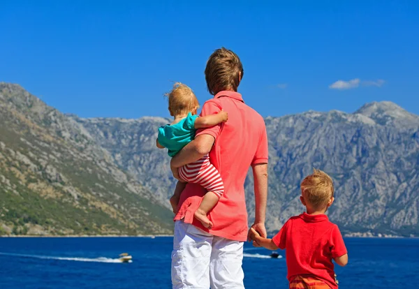 Padre con dos hijos de vacaciones en las montañas — Foto de Stock