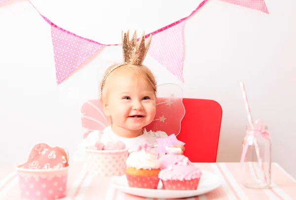 Pequena princesa feliz na festa rosa — Fotografia de Stock