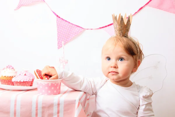 Petite princesse à la fête rose — Photo