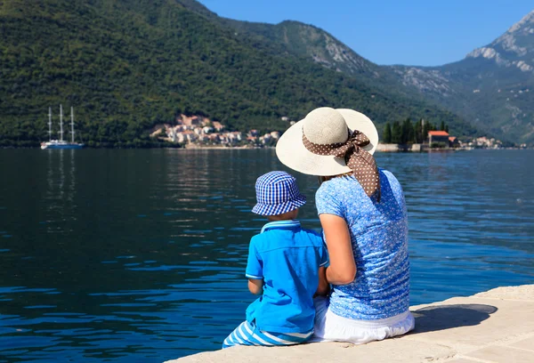 Madre e hijo mirando las vistas panorámicas al mar — Foto de Stock