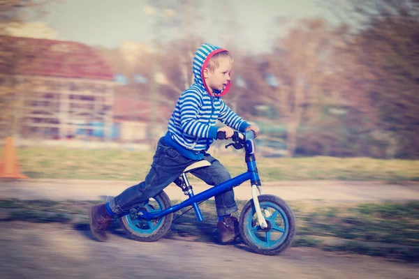 Piccolo ragazzo in sella runbike — Foto Stock