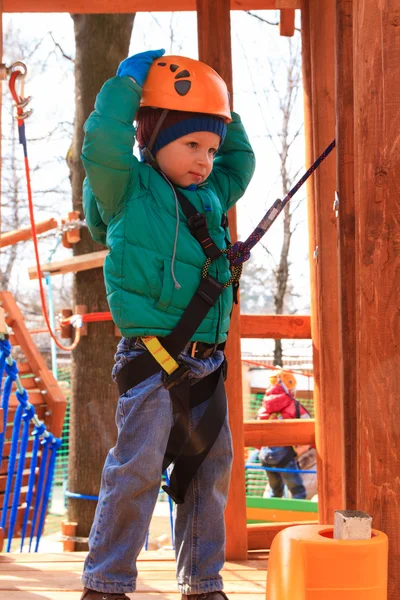 Anak kecil memanjat di taman petualangan — Stok Foto
