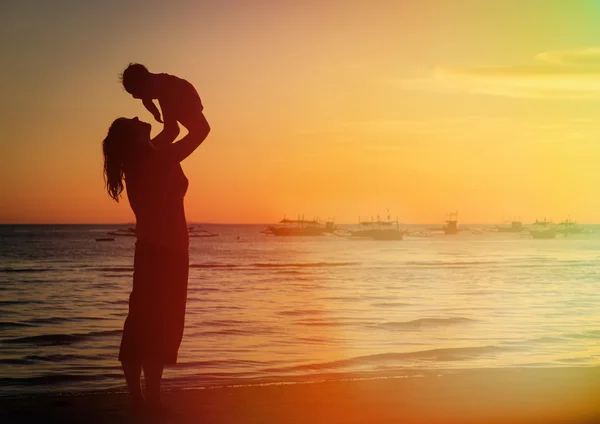 Mère et fille s'amusent à la plage du coucher du soleil — Photo